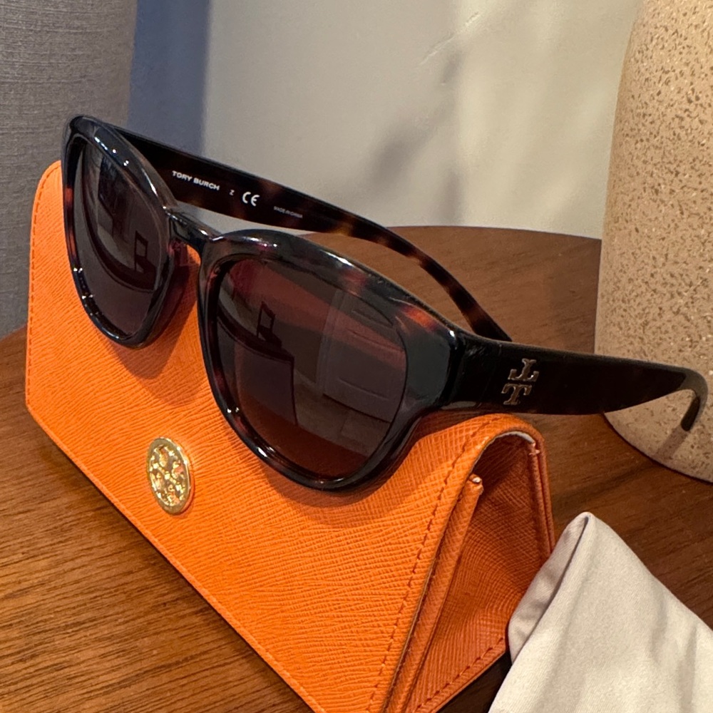 Tory Burch Orange Wallet and Sunglasses Set - Picture 7 of 9